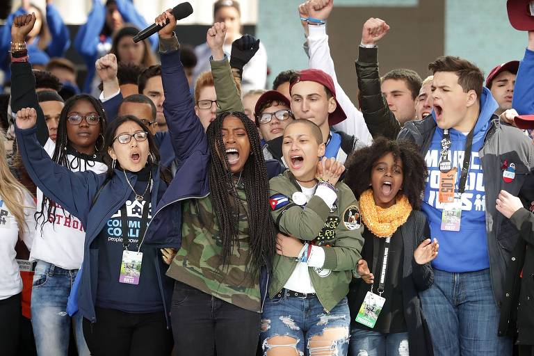 Grupo de alunos da escola Marjory Stoneman Douglas gritam em um palco durante a Marcha por Nossas Vidas, protesto que reuniu milhares de pessoas em Washington