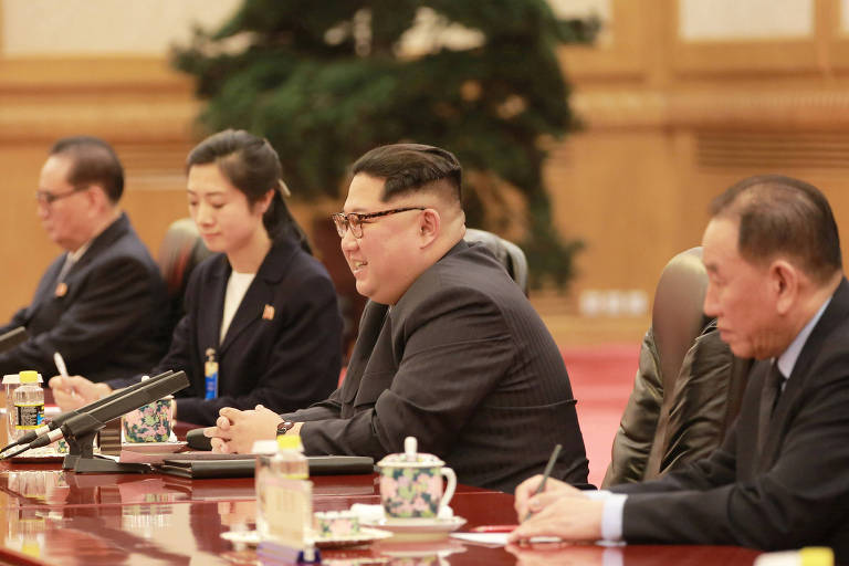 Kim Jong-un sorri durante a reunião com o líder chinês Xi Jinping em Pequim 