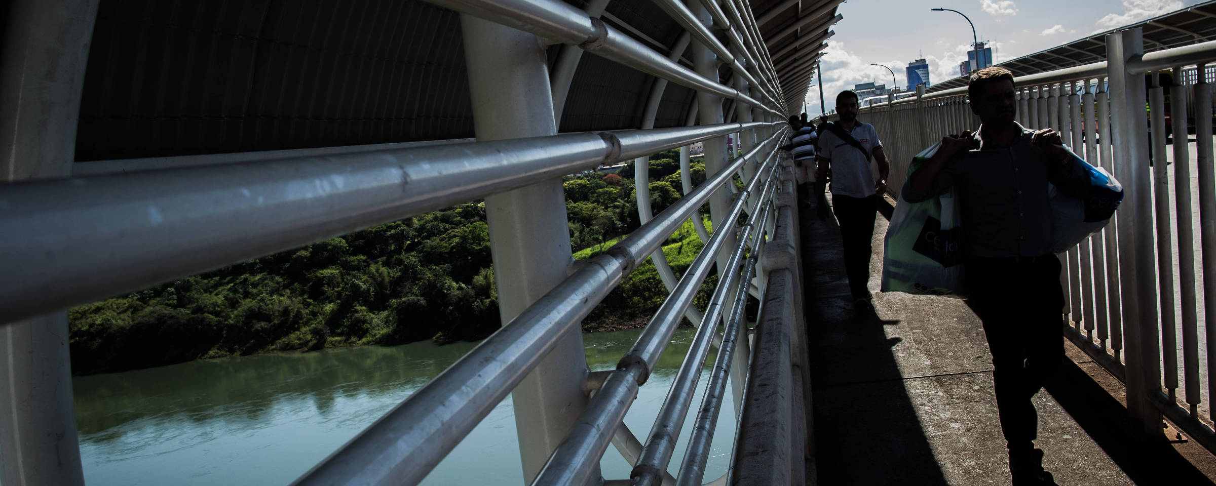 Movimento na Ponte da Amizade, sobre o rio Paraná, que separa Ciudad del Est e Foz do Iguaçu (Bruno Santos/Folhapress)