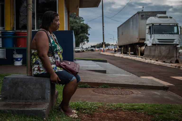 Maria de Oliveira, desempregada que transporta produtos de Ciudad del Este para Foz do Iguaçu 