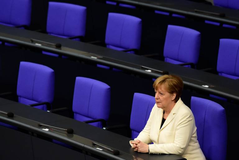 A chanceler alemã Angela Merkel tenta negociar uma solução dentro do governo para a questão do aborto 