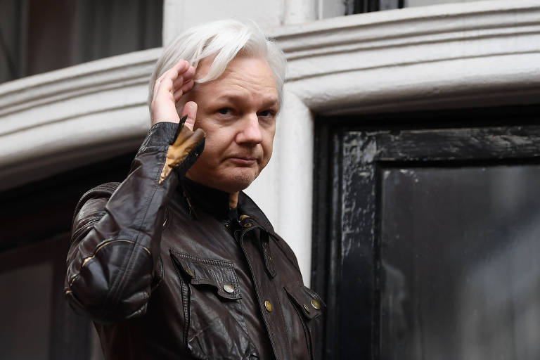 Julian Assange aparece na sacada da embaixada do Equador em Londres, onde vive desde 2012