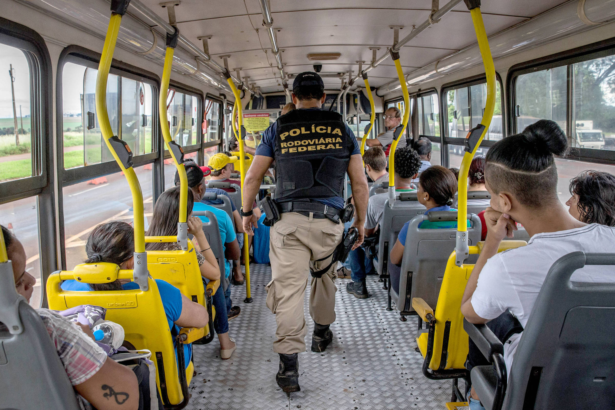 Policial faz blitz ônibus em Foz do Iguaçu (Bruno Santos/Folhapress) 