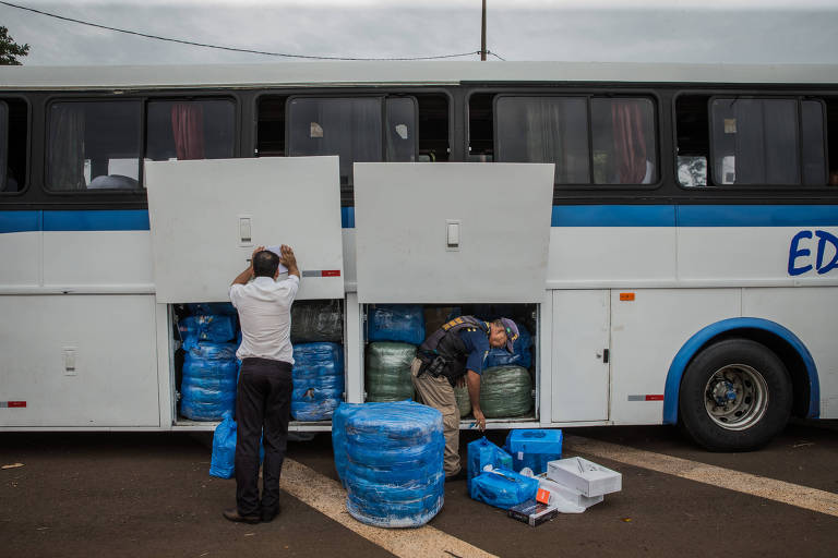 Agente da Polícia Rodoviária Federal inspeciona um ônibus de turismo em Foz do Iguaçu