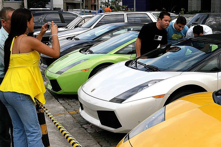 Lamborghinis apreendidos no Salão do Automóvel, em 2006, viram atração no pátio da Polícia Federal, em São Paulo