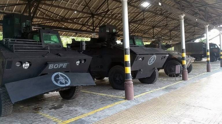 Veículos blindados pretos com um emblema de caveira na frente