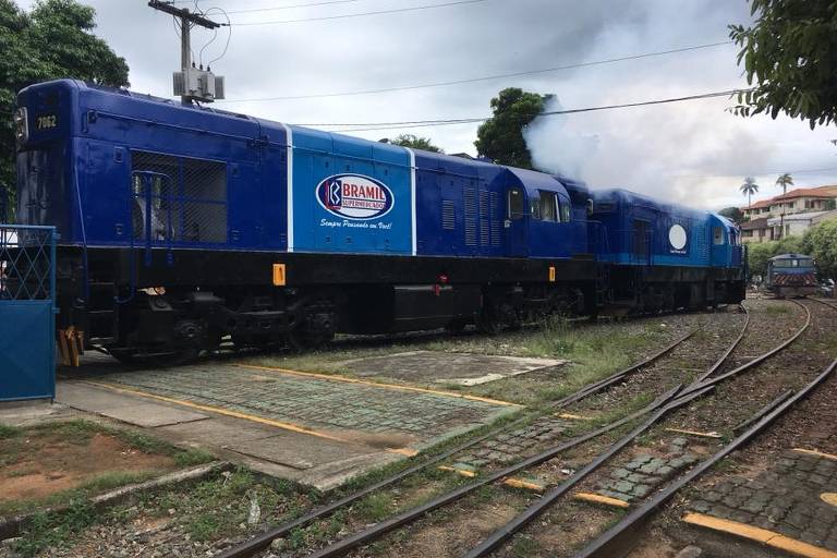 Locomotiva e vagões reformados para passeio turístico em Recreio, no interior de Minas 