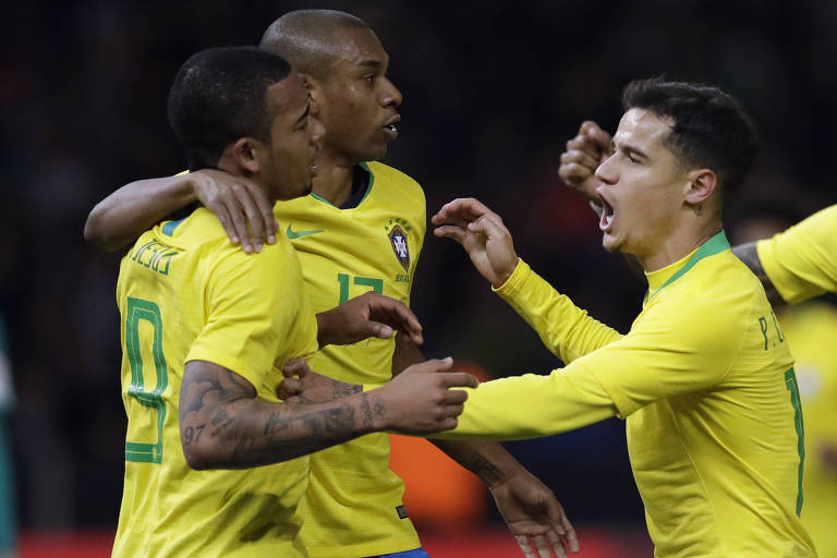 Gabriel Jesus comemora ao lado de Fernandinho e Philippe Coutinho o gol da vitória da seleção brasileira sobre a Alemanha, em Berlim 
