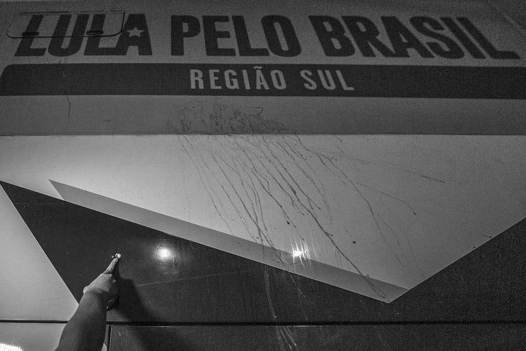 Ônibus da caravana do ex-presidente Lula atingido por disparo no Paraná 