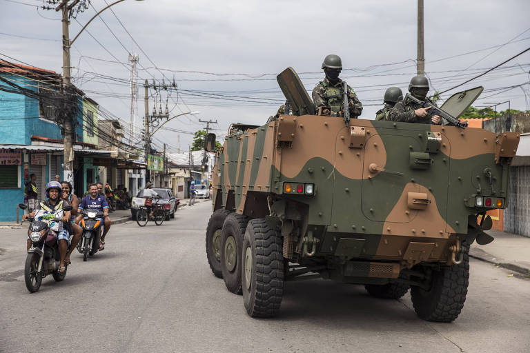 Soldados das Forças Armadas durante operação na Vila Aliança, na zona oeste do Rio