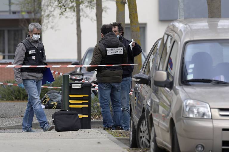 Polícia francesa isola a área em que o jornalista Rahim Namazov, do Azerbaijão, foi alvo de ataque a tiros, que matou sua esposa