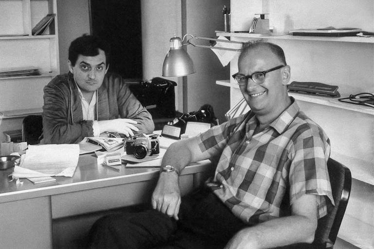 Stanley Kubrick (esq.) e Arthur C. Clarke no escritório do cineasta