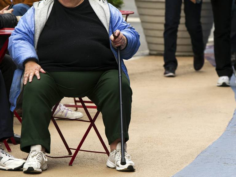 Mulher obesa observa o movimento na Times Square, em Nova York (EUA)