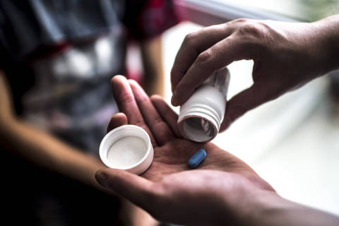 Truvada, also known as PrEP, which drastically reduces the risk of contracting HIV when taken daily, in Sao Paulo, Dec. 9, 2017. Brazil has launched a pilot program to provide PrEP at no charge to at-risk youth, paying the American manufacturer Gilead Sciences about 75 cents per dose ? a fraction of the cost it sells for in the United States. (Dado Galdieri/The New York Times) ORG XMIT: XNYT133 DIREITOS RESERVADOS. NÃO PUBLICAR SEM AUTORIZAÇÃO DO DETENTOR DOS DIREITOS AUTORAIS E DE IMAGEM