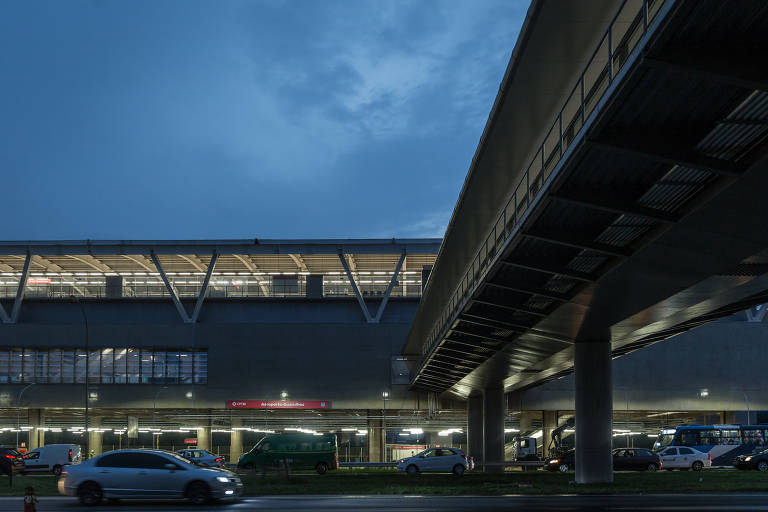 Estação Aeroporto-Guarulhos, da linha 13-jade da CPTM; ramal leva ao aeroporto de Guarulhos