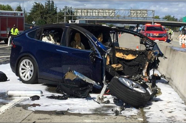 Carro da Tesla colidiu com mureta de concreto na Califórnia
