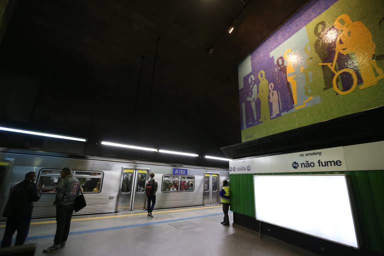 Plataforma de embarque da estação Vila Mariana do metrô