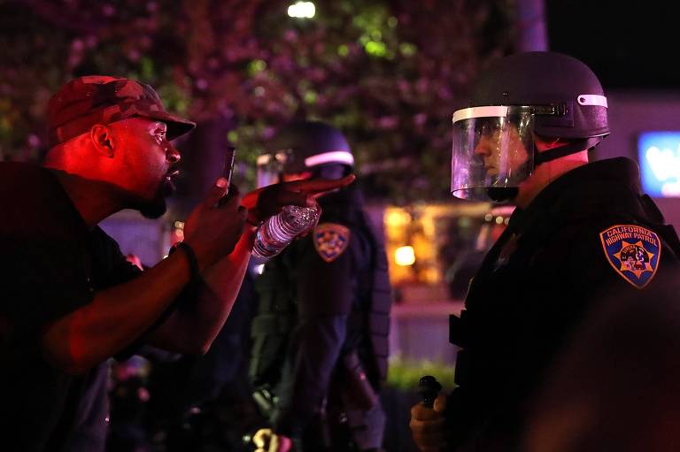 Manifestante confronta policial durante protesto em Sacramento, no estado da Califórniadevido à morte de Stephon Clark