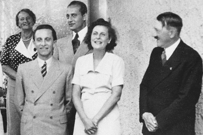O ministro da Propaganda nazista, Joseph Goebbels (esq.), a cineasta Leni Riefenstahl e Adolf Hitler em Berlim em 1938