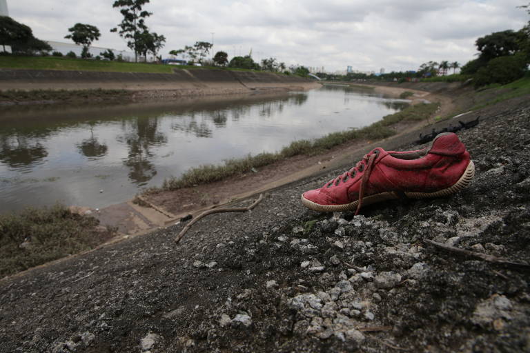 Rio Tietê, que atravessa o Estado de SP, é considerado morto por 130 quilômetros
