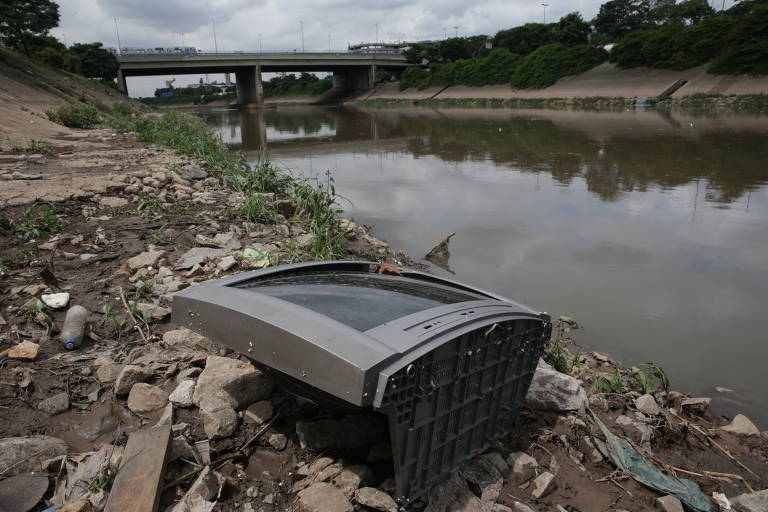 Rio Tietê, que atravessa o Estado de SP, é considerado morto por 130 quilômetros