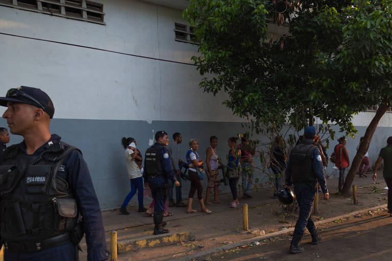Familiares em frente ao centro de detenção em Carabobo, Venezuela