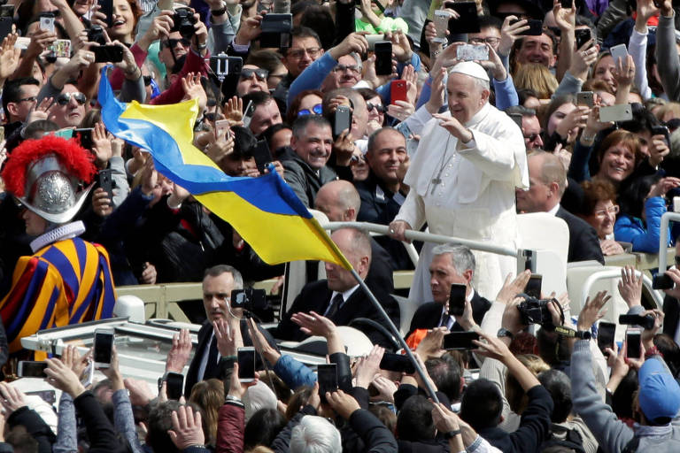 O papa Francisco saúda os fiéis na praça São Pedro, no Vaticano
