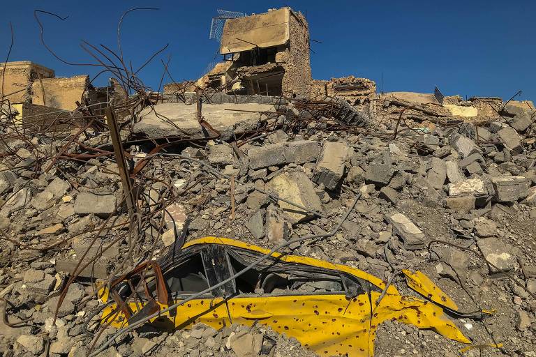 Carro sob escombros na cidade antiga de Mossul, bairro que era o último redutor do Estado Islâmico na região iraquiana

