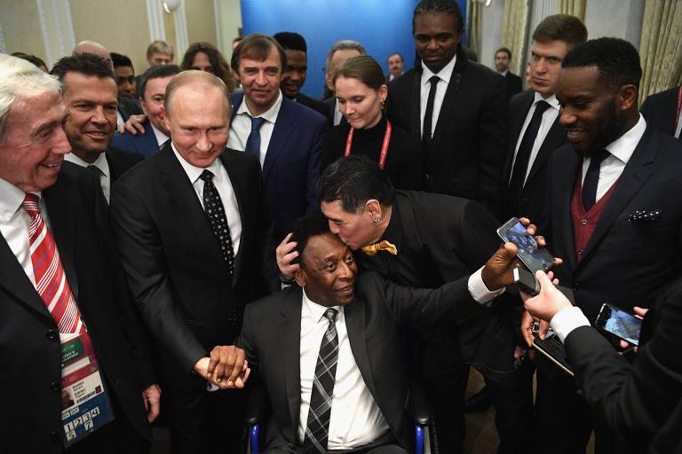 Pelé ganha beijo de Maradona ao chegar de cadeira de rodas para o sorteio dos grupos da Copa do Mundo da Rússia