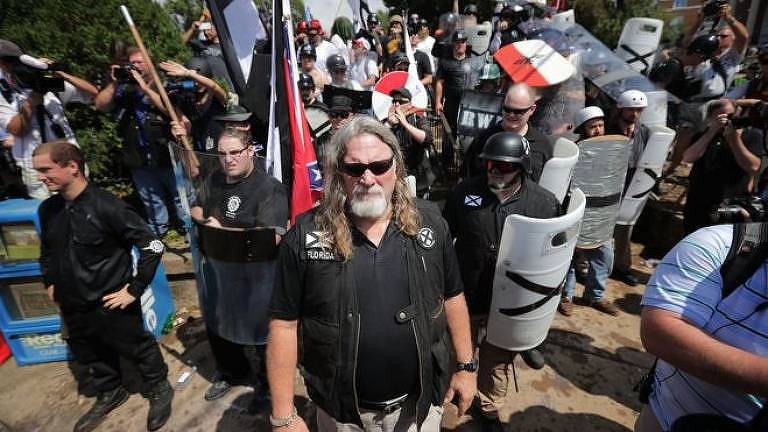 Homens de camisas pretas, alguns deles com paus e escudos de plástico, chegam a protesto em Charlottesville