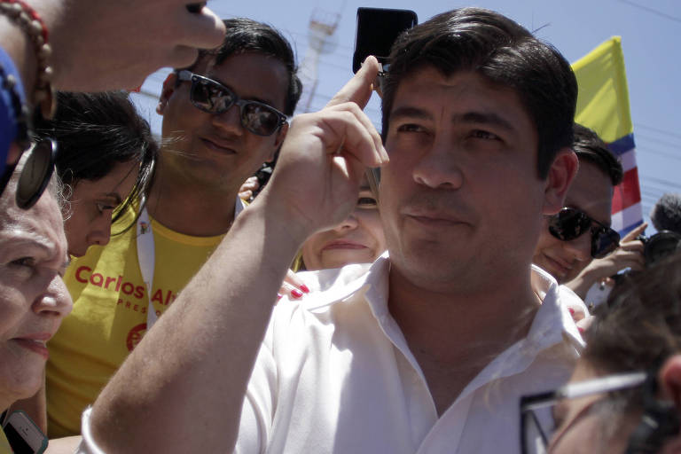 Carlos Alvarado, de centro-esquerda, é eleito presidente da Costa Rica