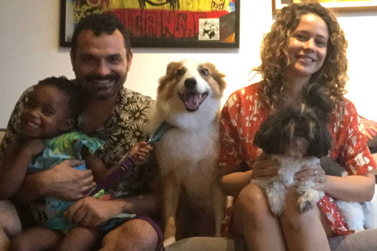 Leandra Leal, o marido Ale Youssef, a filha Julia e os cachorros da família