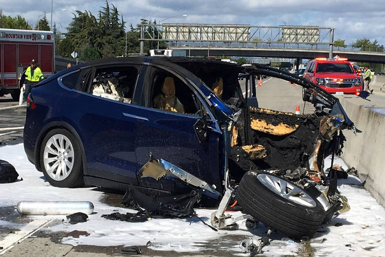Profissionais participam de resgate após acidente com carro elétrico da Tesla em Mountain View (EUA)
