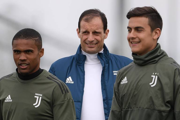 Treinador Massimiliano Allegri observa jogadores da Juventus no último treino antes da partida contra o Real Madrid