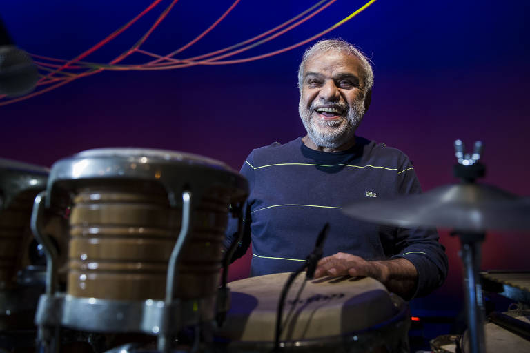 Retrato do percussionista Chico Batera, que toca com Chico Buarque desde 1974; o músico é um dos integrantes da banda de Buarque na turnê "Caravanas"