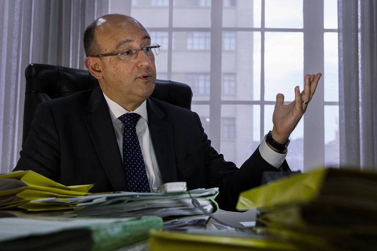 O procurador-geral de Justiça de São Paulo, Gianpaolo Smanio, fala durante entrevista à Folha