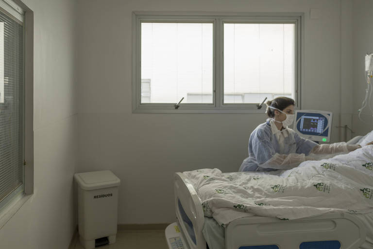 Enfermeira regula equipamento respiratório desenvolvido em UTI de hospital de São Paulo