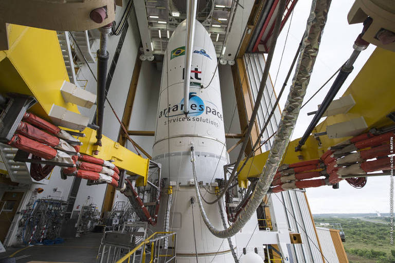 SGDC já posicionado para lançamento, no centro espacial de Kourou, na Guiana Francesa 