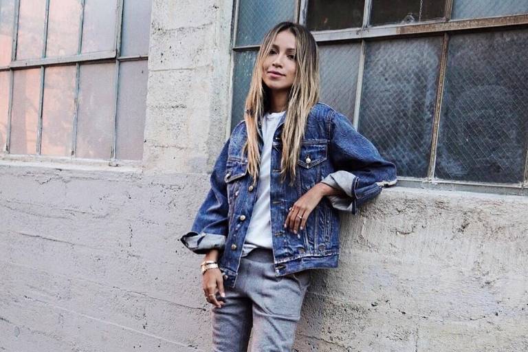 A blogueira Julie Sriñana apostou em uma jaqueta jeans oversized para um visual despojado e moderno