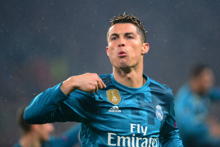 Cristiano Ronaldo, do Real Madrid, comemora após marcar um gol de bicicleta sobre a Juventus, em Turim