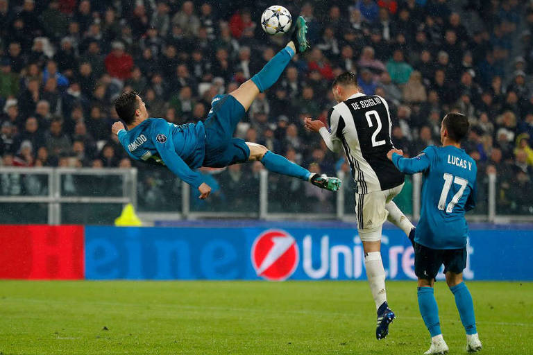 Cristiano Ronaldo dá uma bicicleta para marcar o segundo gol da vitória por 3 a 0 do Real Madrid sobre a Juventus, em Turim