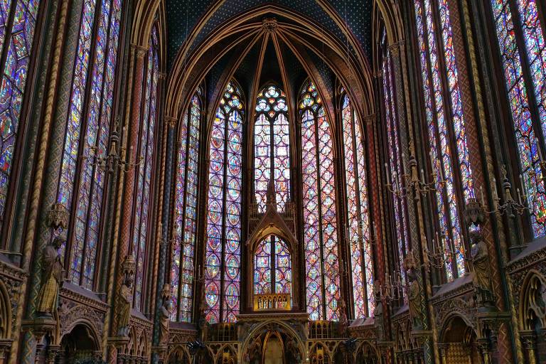 O altar superior da capela tem as suas paredes preenchidas por colunas estruturais finas e entre elas, vitrais coloridos e altos. Os vitrais têm cores entre o azul, roxo e vermelho, não sendo possível a essa distância distinguir as suas ilustrações