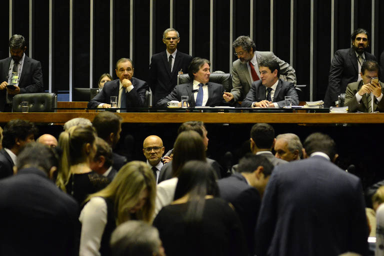 O presidente do Senado, Eunicio de Oliveira,(PMDB-CE), comanda sessão no Congresso em que veto ao Refis para empresas do Simples foi derrubado