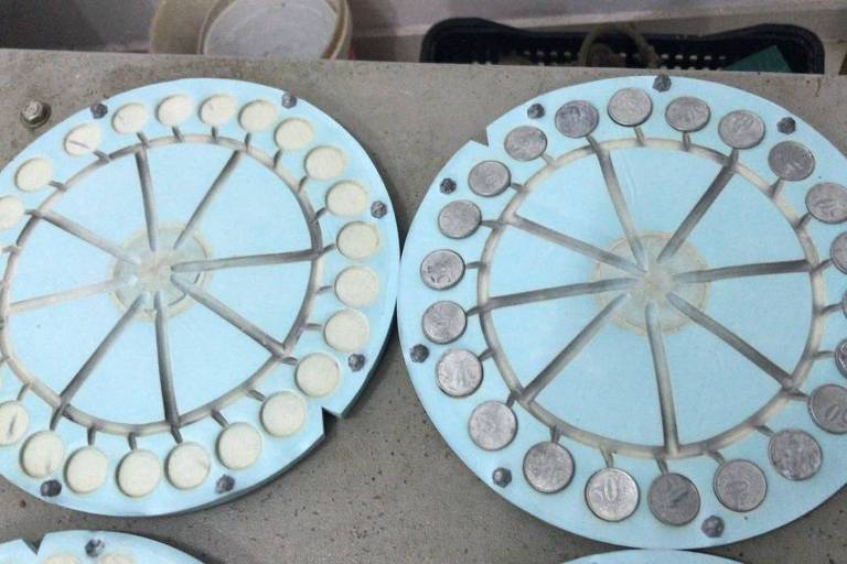 Foto mostra produção de moedas falsas em fábrica de SP