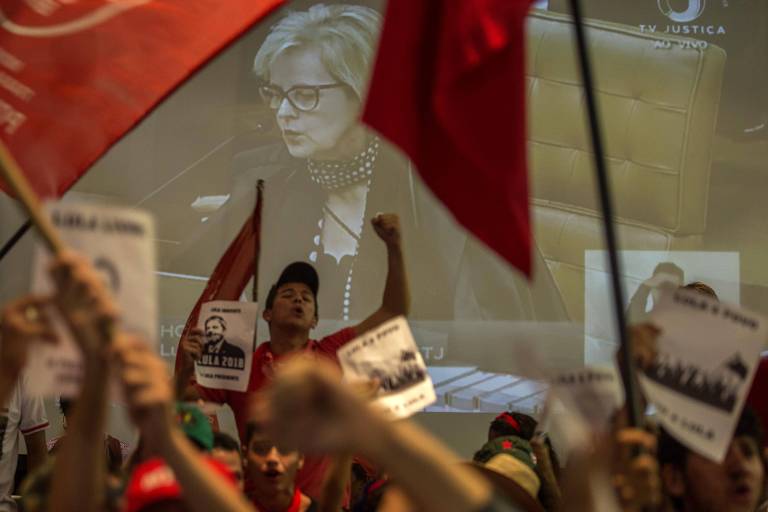Apoiadores de Lula protestam durante o voto da ministra do STF Rosa Weber sobre o pedido de Habeas Corpus realizado pela defesa do ex-presidente