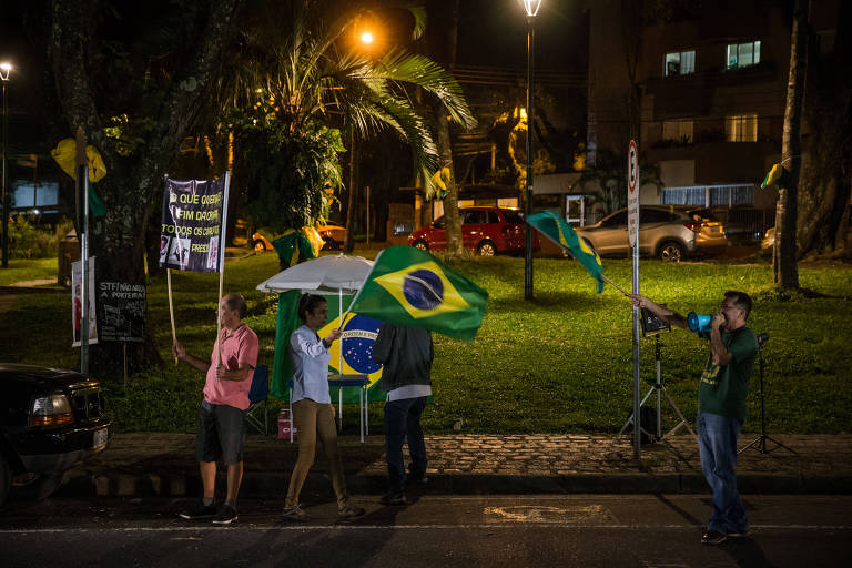 Grupo contrário ao ex-presidente Lula se manifesta em frente à Justiça Federal de Curitiba