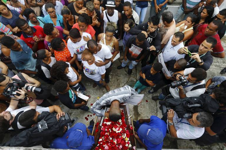 Enterro de um dos cinco jovens mortos por policiais em Costa Barros, no Rio de Janeiro,  em novembro de 2015