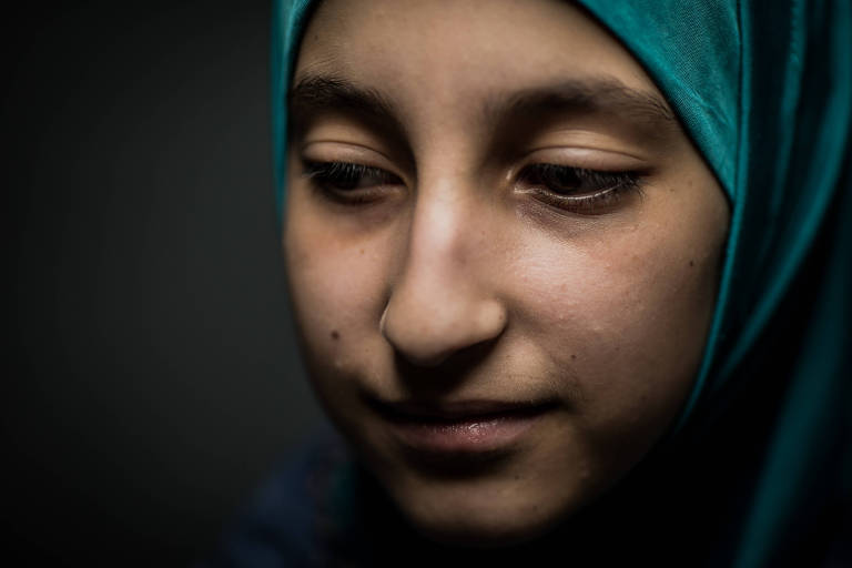 A síria Zobaida Al Hariri, 12, veio com a família para o Brasil há dois anos e estuda numa escola estadual no Brás, com 60% de alunos estrangeiros