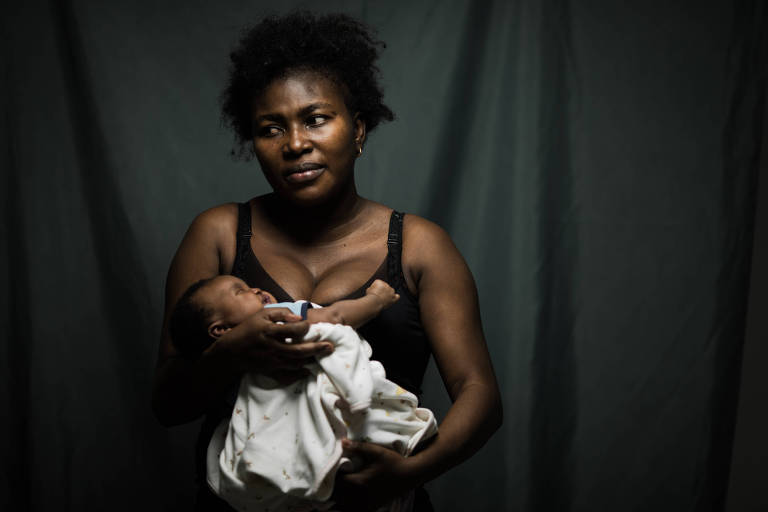 A angolana Marcelina Fernandes Ndombele, 27, com sua filha de um mês, Vitória,  na Casa de Passagem, no centro de São Paulo
