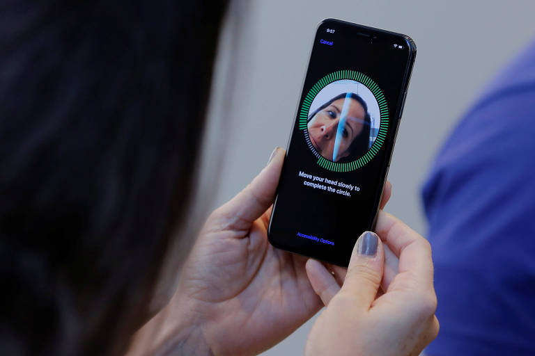 Mulher testa sistema de reconhecimento facial do iPhone X em NY
